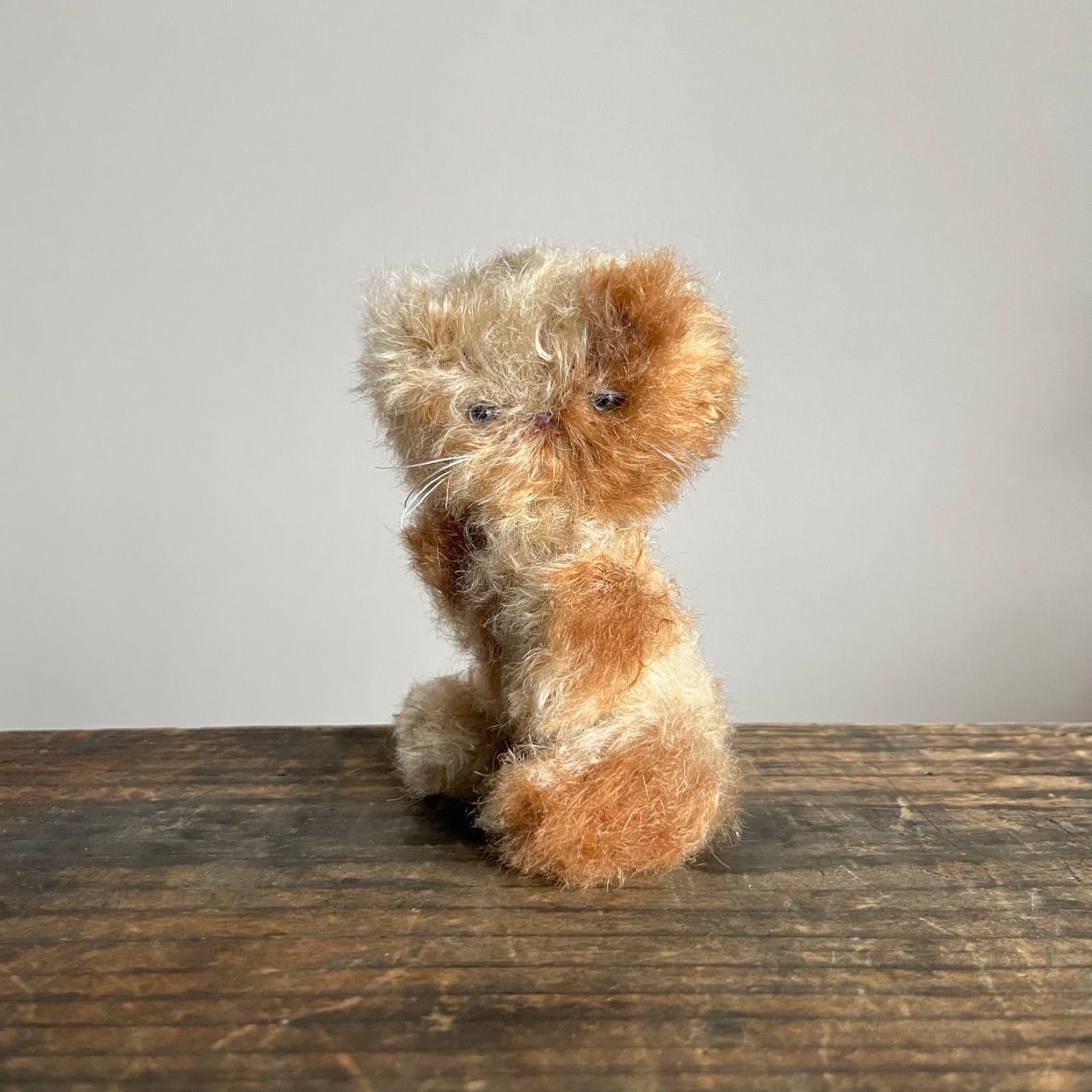 ねおきの茶色っぽい子 ( あおい目 ) ｝ ぬいぐるみ 作家 ねこ