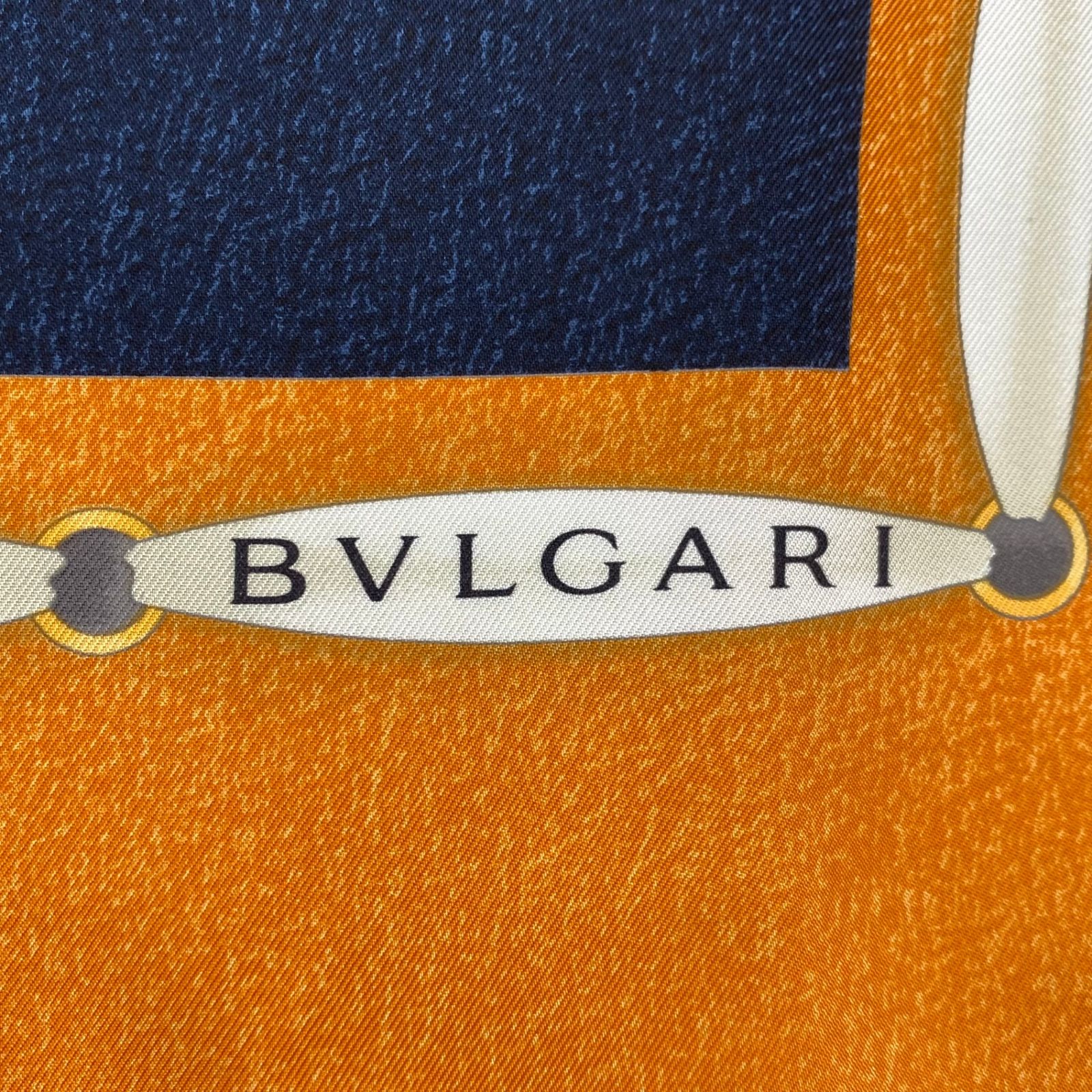 スカーフ、シェリー、ストールの装い方 | Bvlgari Official Store ブルガリBVLGARI  スカーフ　ヘリテージシェリー