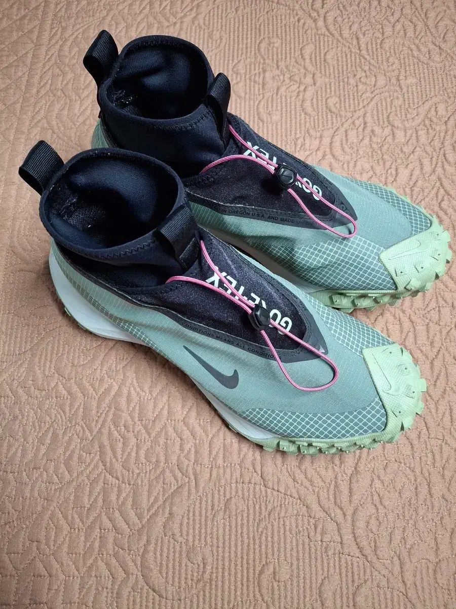 295 NIKE ACG マウンテン フライ ゴアテックス スニーカー 3229