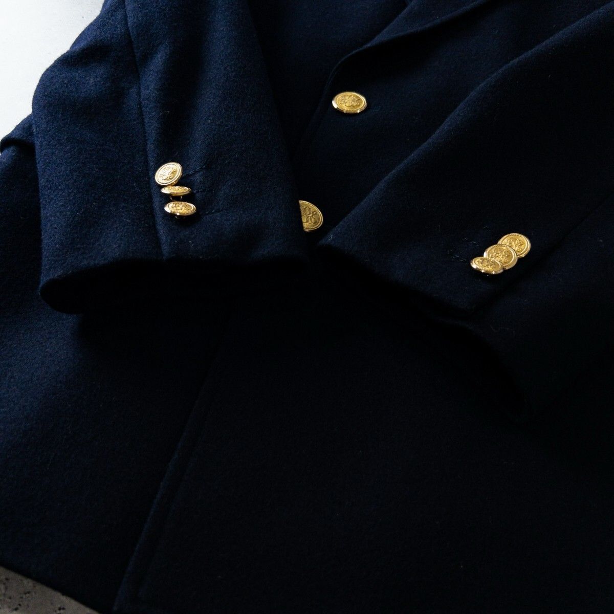 極美品✨　J.PRESS ジェイプレス　紺ブレ　ダブルブレスト　金ボタン　A5 ニューヨークで出会った。紺ブレ金ボタンの着こなしコーデ4選 | J