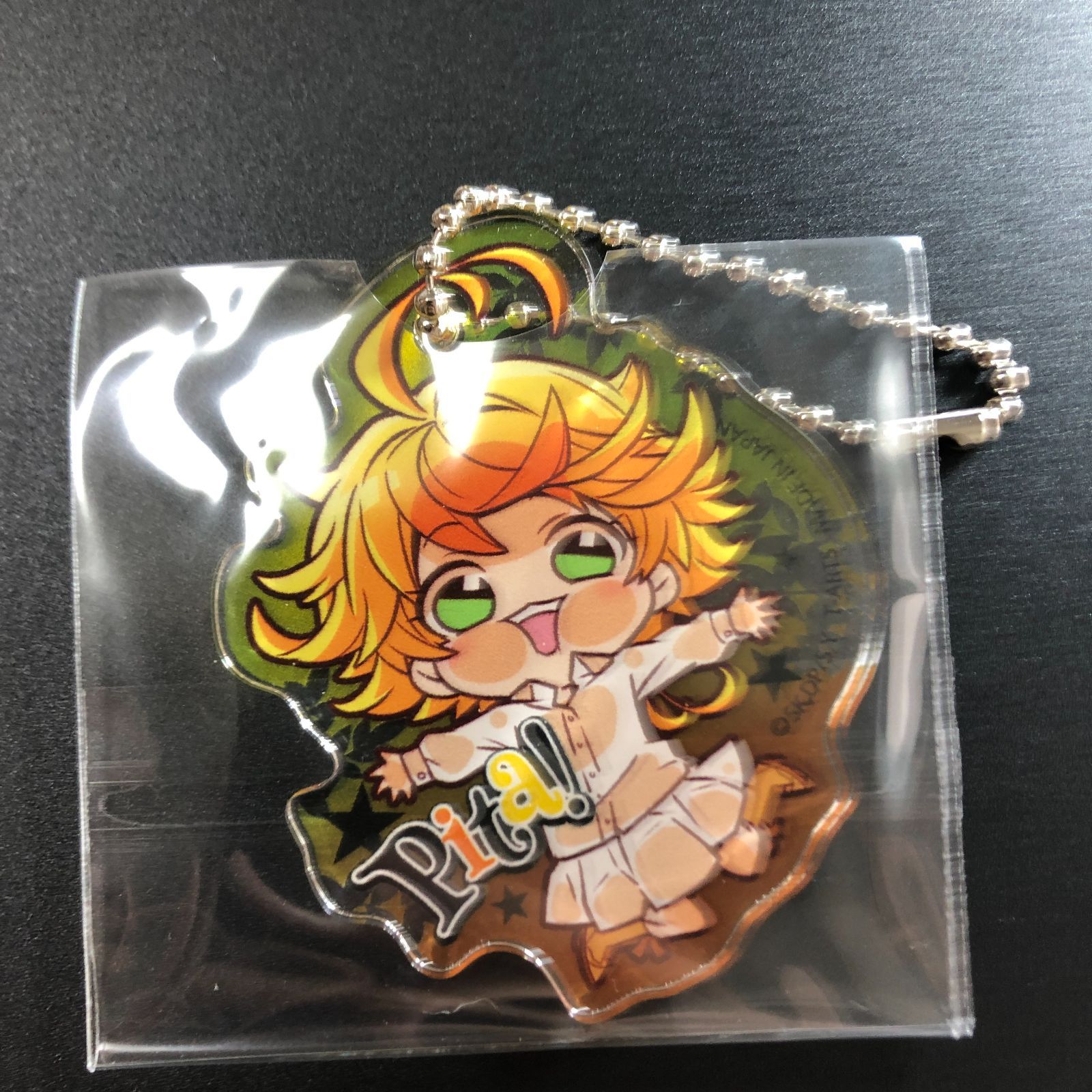 約束のネバーランド エマ アクリルキーホルダー ぴたでふぉめ - メルカリ