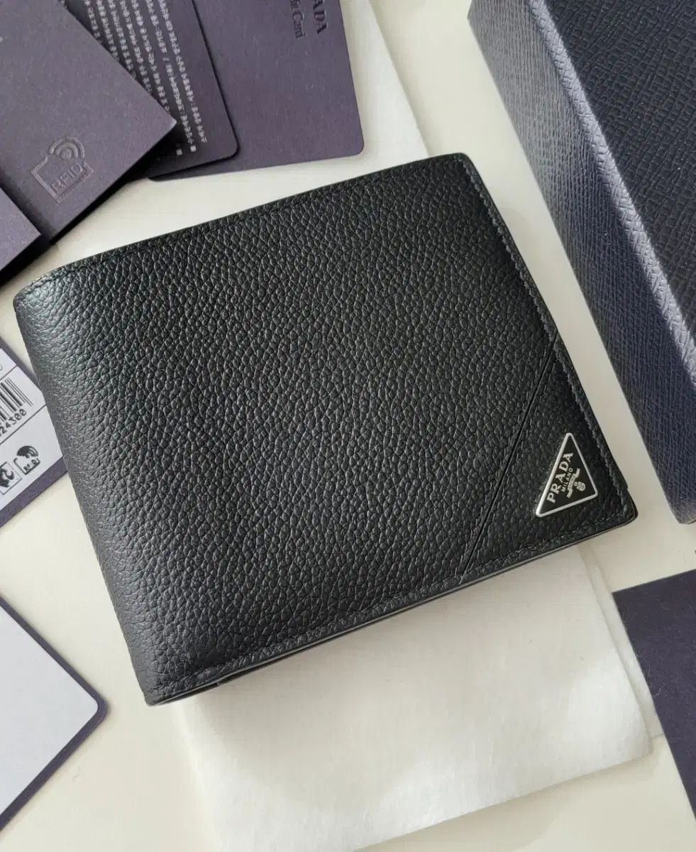 PRADA プラダ 三角ロゴ 3段 二つ折り財布