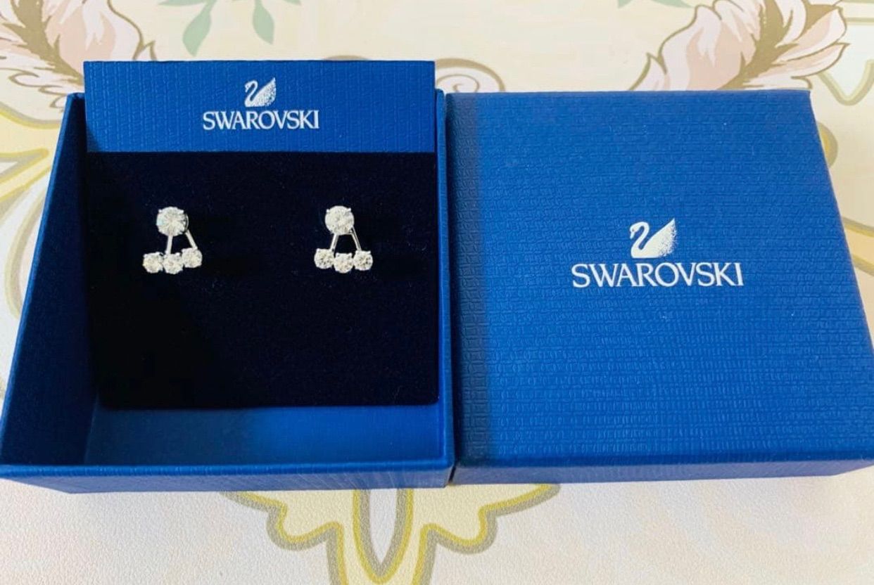 ほぼ新品 スワロフスキー Swarovski Attract 2way ピアス - メルカリ