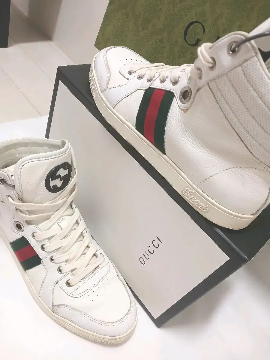 スニーカー 定価110万円台