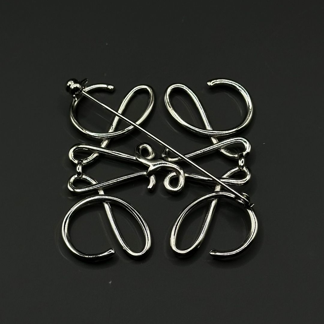 美品】Loewe アナグラム シルバー ブローチ - メルカリ