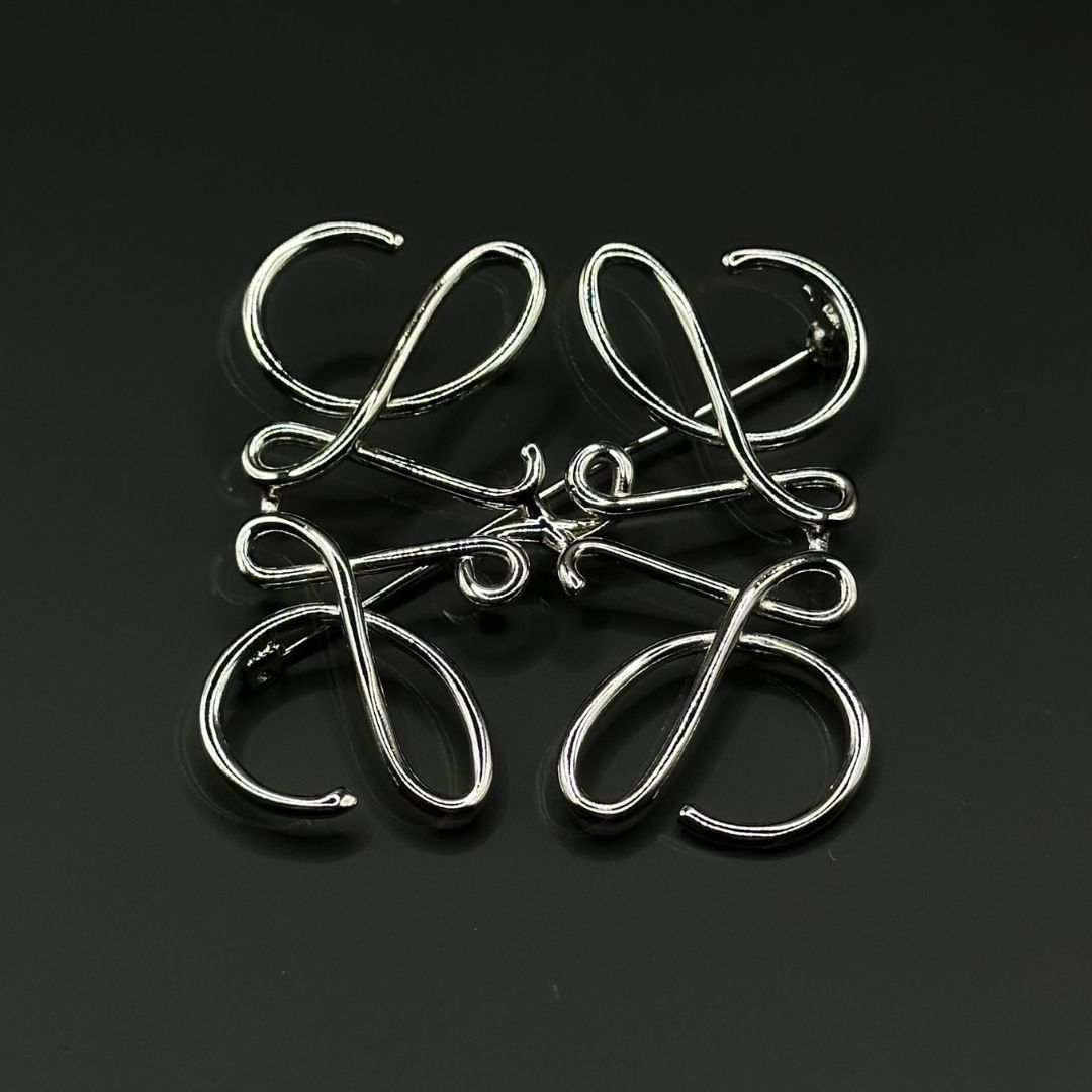 美品】Loewe アナグラム シルバー ブローチ - メルカリ