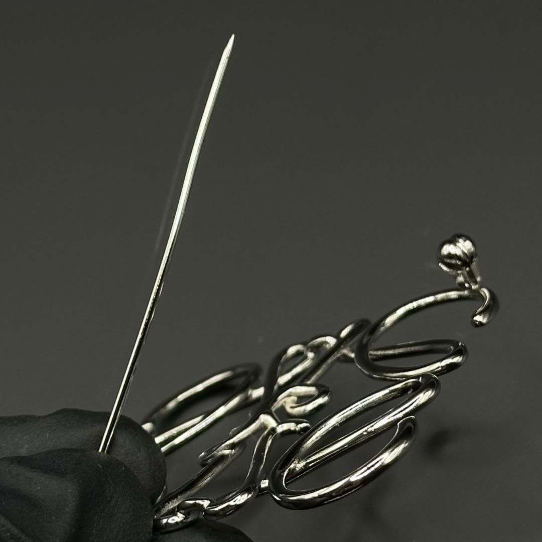 LOEWE アナグラム シルバー ブローチ 美品】Loewe アナグラム シルバー ブローチ - メルカリ