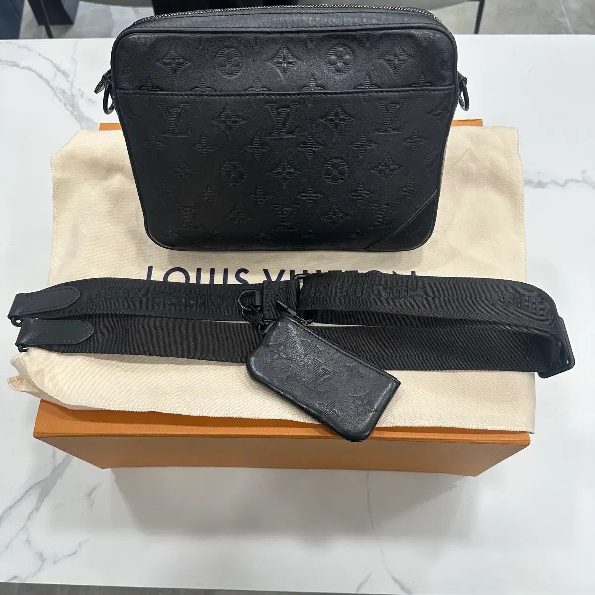 ルイヴィトン シャドウデュオ メッセンジャー バッグ ブラック