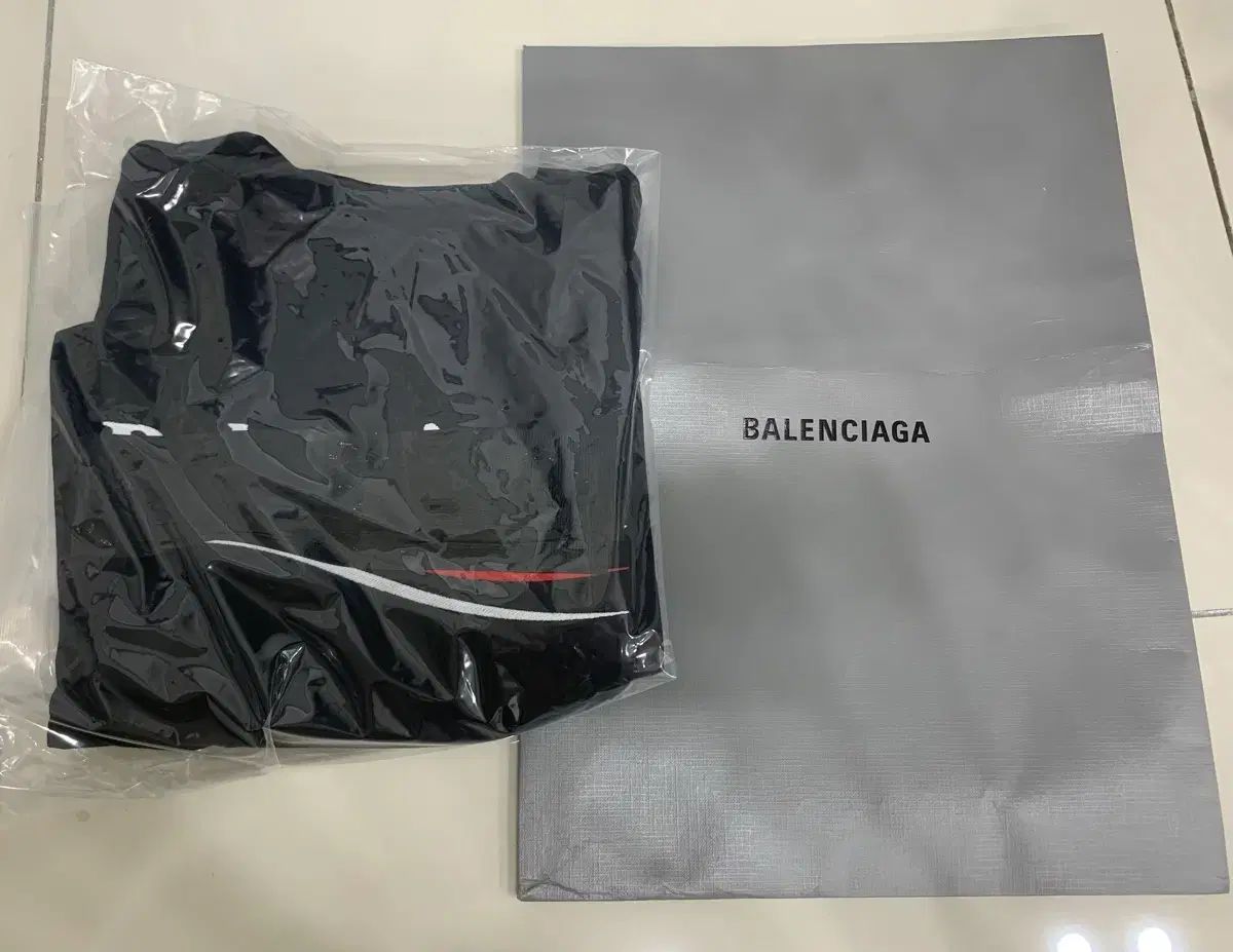 S バレンシアガ フェイクファー Tシャツ ラージ フィット ブラック テープ