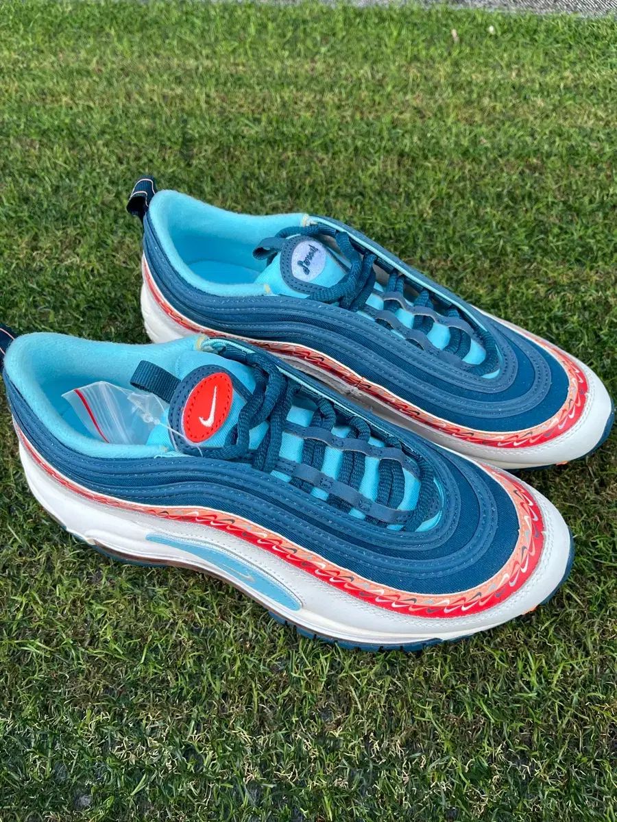 ナイキ エアマックス 97 gs スウッシュチェーン 白