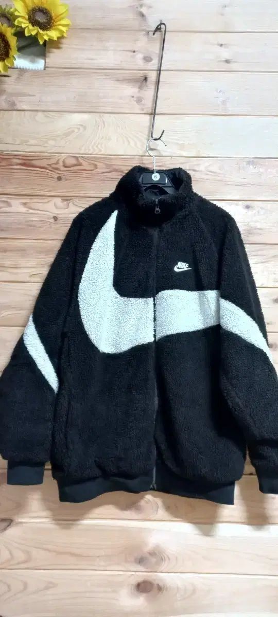 ナイキ BIG スウッシュ フール リバーシブル ブークレ ダウン ジップアップ