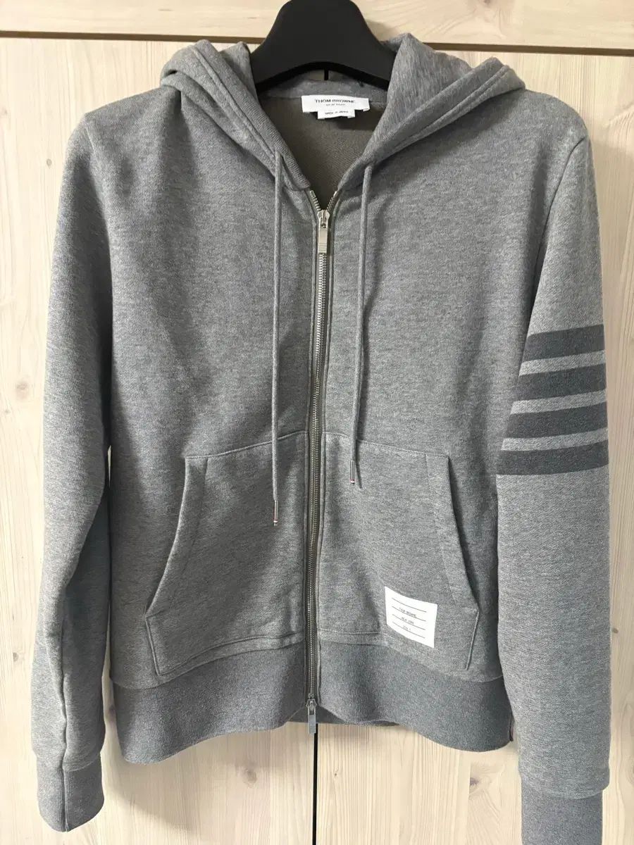 トム ブラウン トーンオンンー 4 BAR フーデッドジップアップ