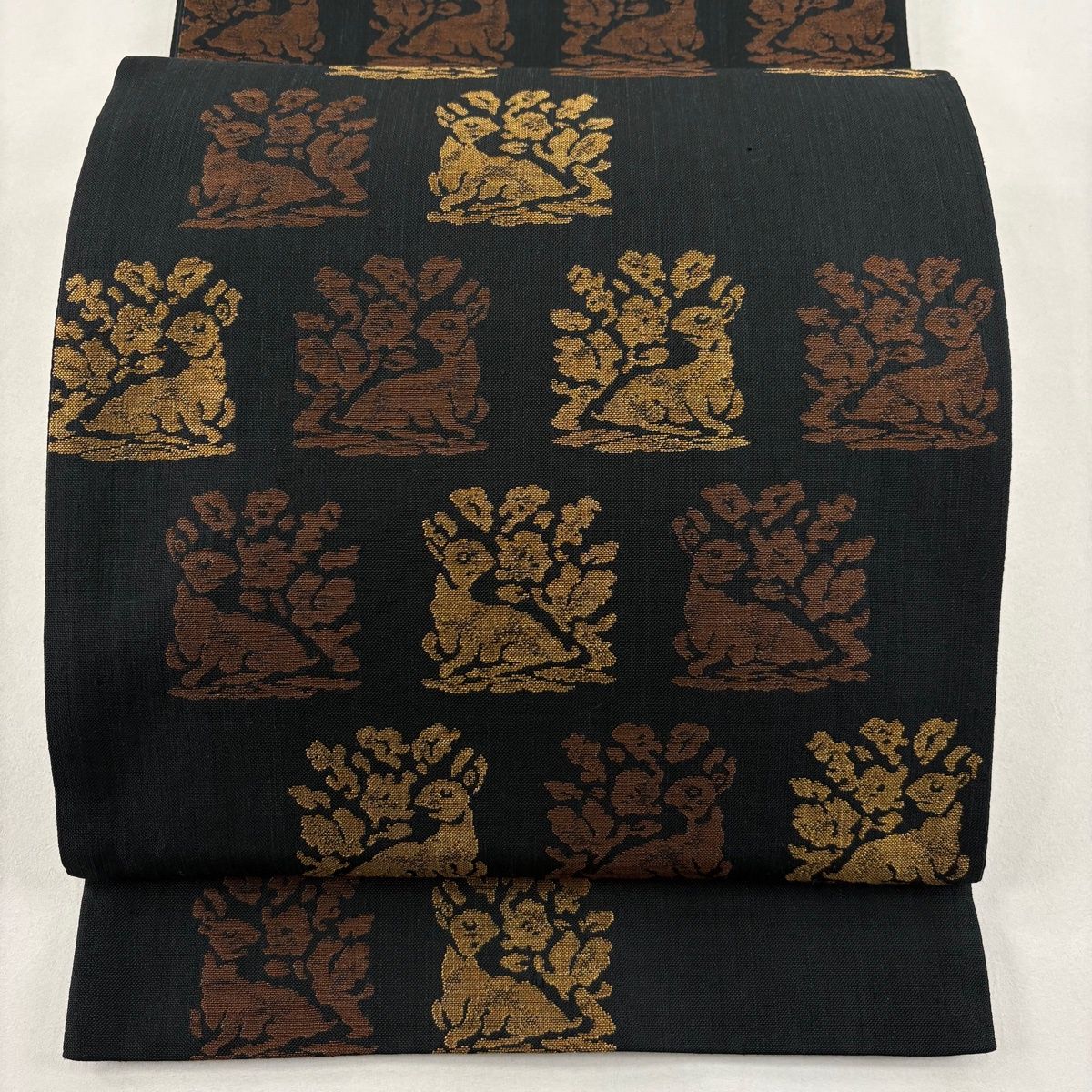 刺繍 袋帯 お太鼓柄 金糸 正絹 美品】 袋帯 名品 花兎 金糸 墨色 お太鼓柄 正絹 【中古】 - メルカリ