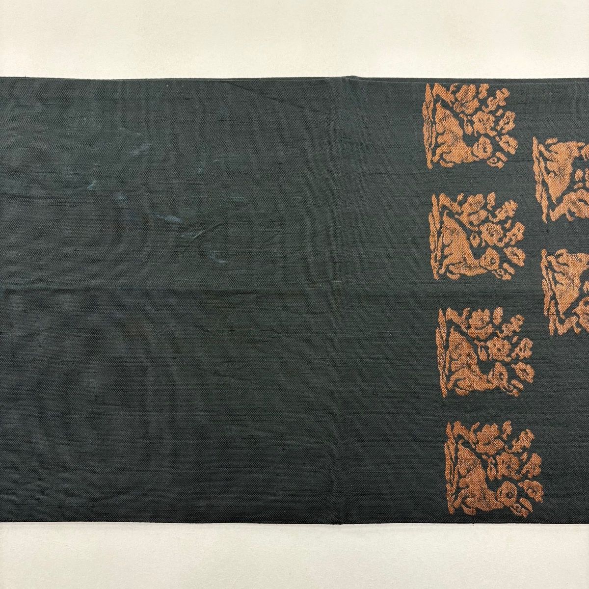 刺繍 袋帯 お太鼓柄 金糸 正絹 美品】 袋帯 名品 花兎 金糸 墨色 お太鼓柄 正絹 【中古】 - メルカリ