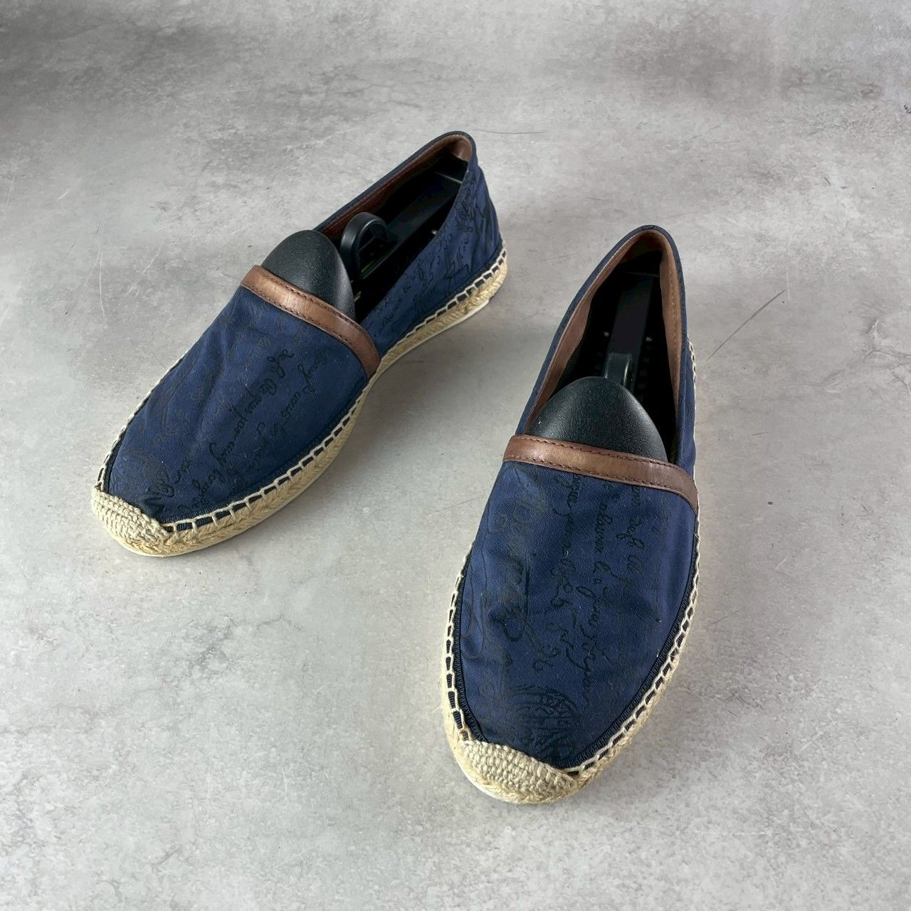 BERLUTI ベルルッティ エスパドリーユ スリッポンシューズ 文字柄 ロゴ ネイビー 紺 メンズ 6 リネン 麻 キャンバス