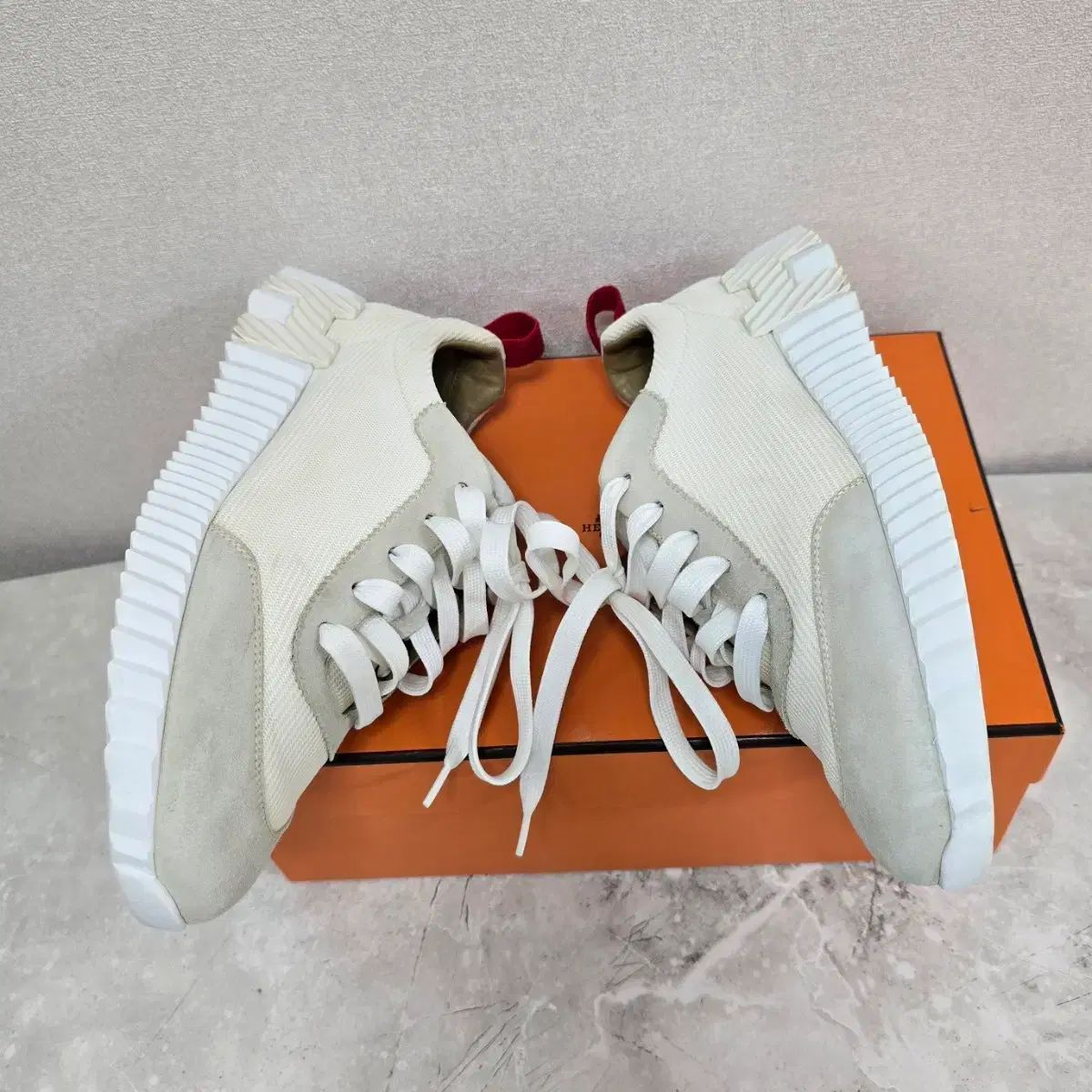 バウンシング スニーカー