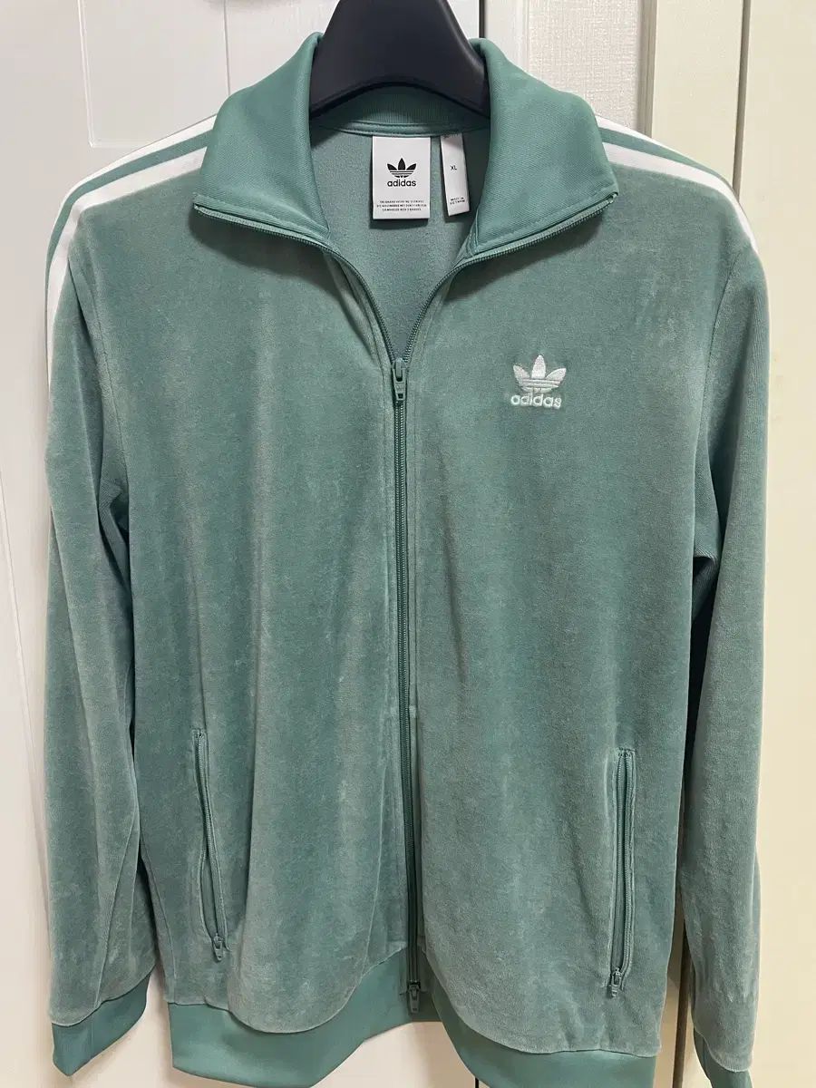 アディダス ツアーベルベット ジャージ