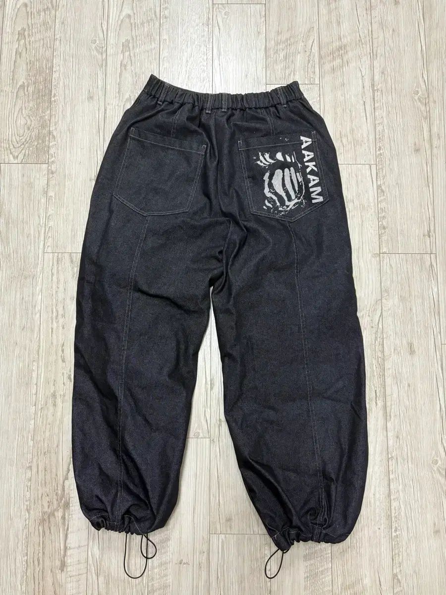 アッカム プリンティング ピンタック デニム パンツ ブラック 2