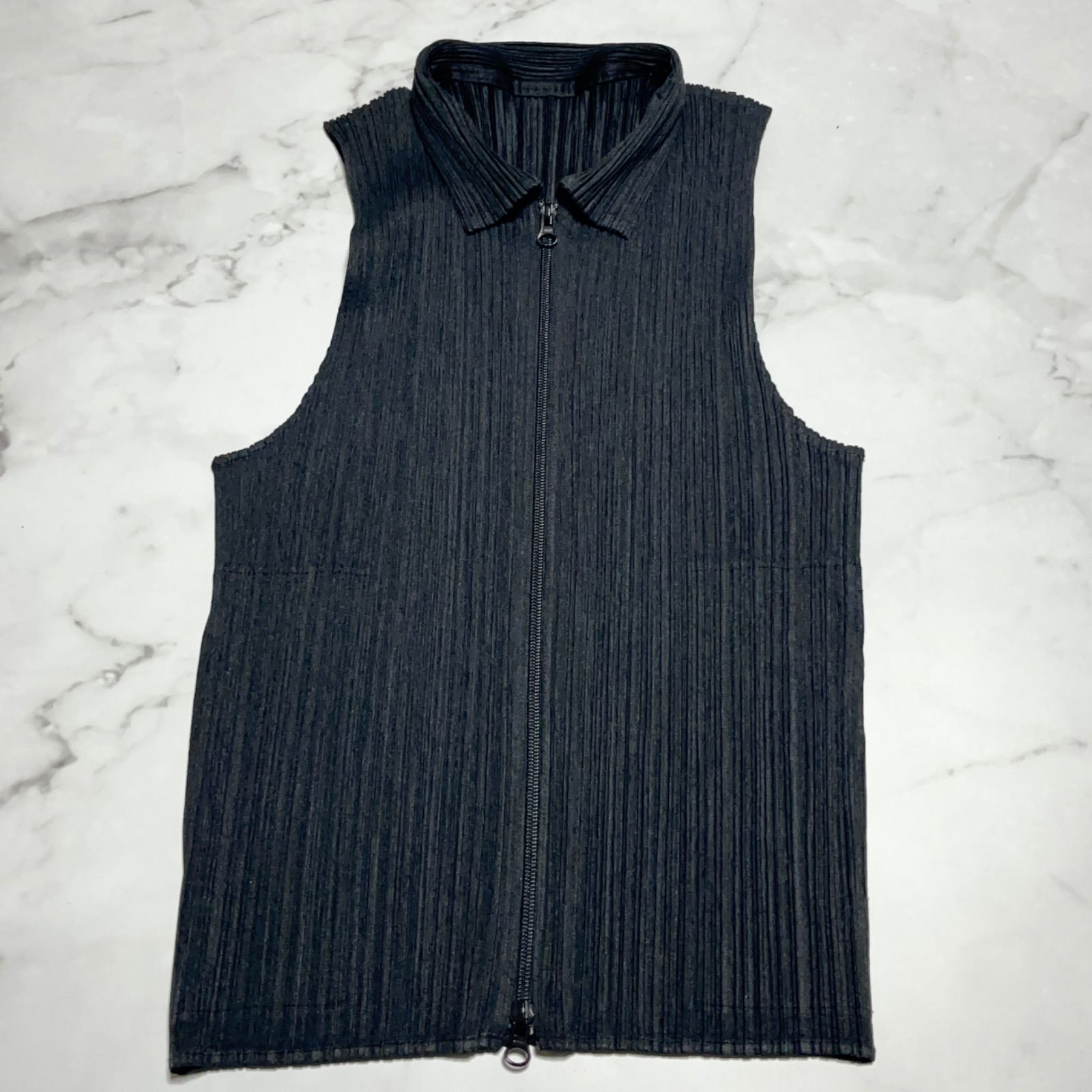 PLEATS PLEASE プリーツプリーズ ジップ ベスト ブラック プリーツプリーズのベスト。ブラック。