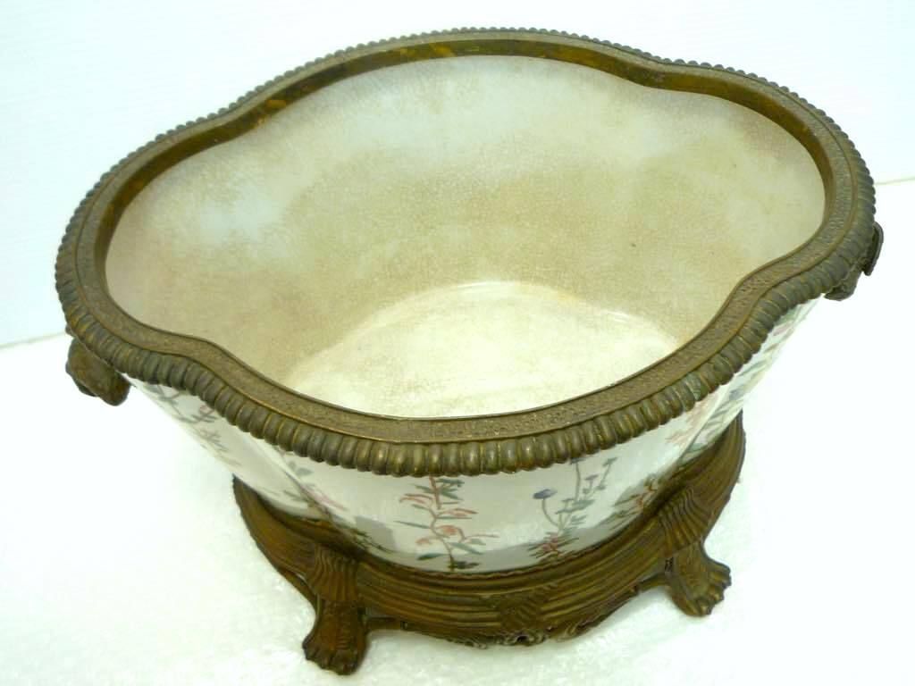 中国美術 WONG LEE ウォン リー 装飾 陶磁器 鉢 ワインクーラー 香港 骨董 真鍮 台座 草花模様 秀逸作 在銘 茶道具 茶器 伝統