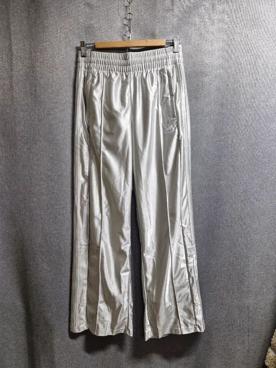 アディダス シルバー トラック パンツ 27 30