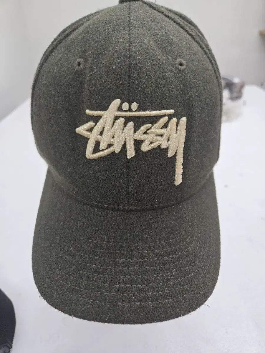 STUSSY オリーブ ベースボールキャップ
