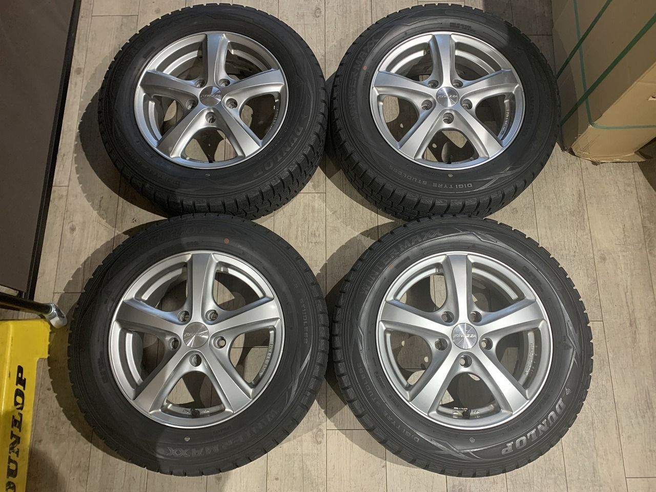 2512007 スタッドレス RIVAZZA 15インチ 6 J 50 PCD 114.3 5 H DUNLOP WM 01 195|65 R 15 2019年 6.5 mm 7 ノア ヴォクシー エスクァイア アイシス ステップワゴン 等