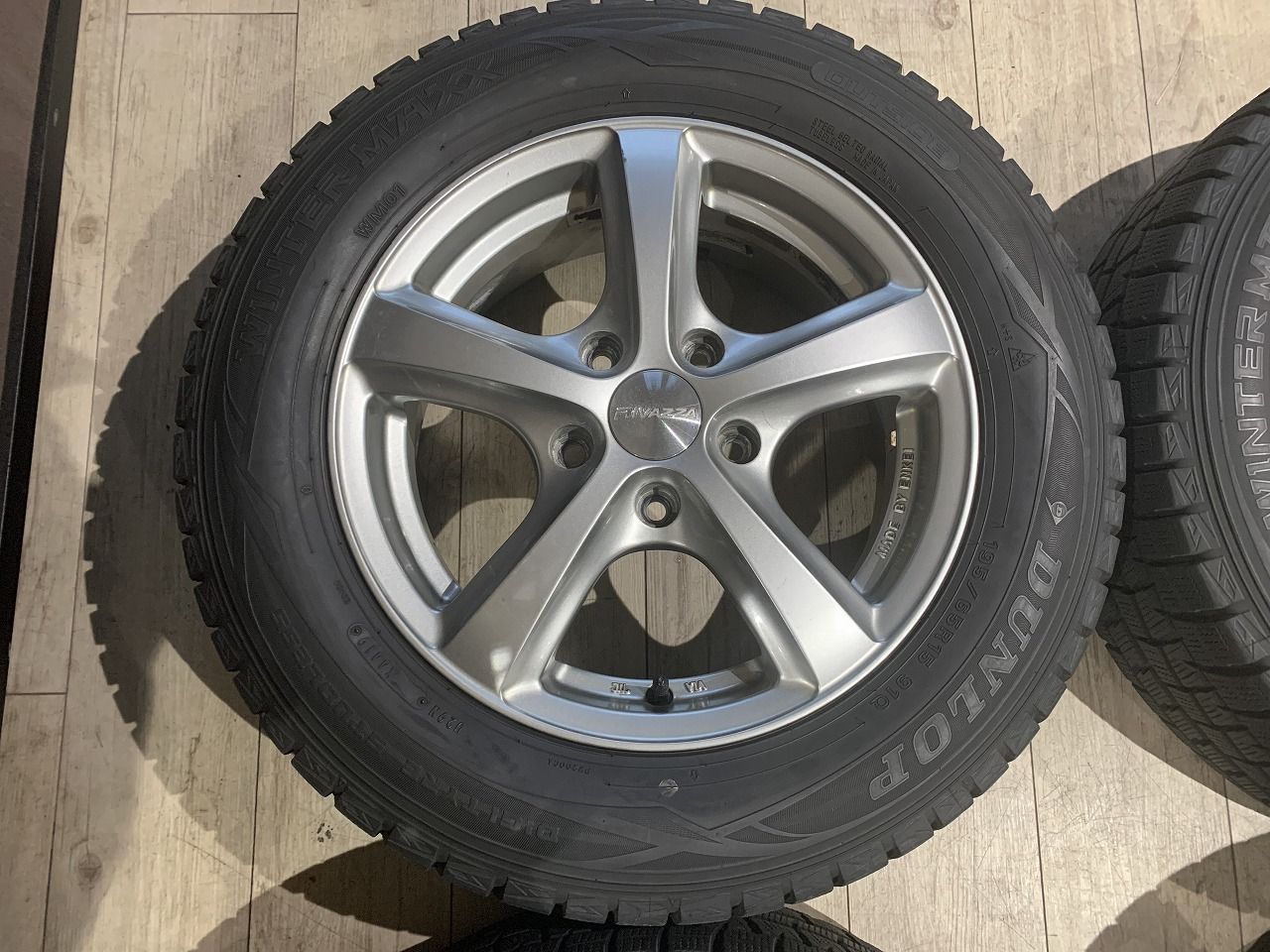2512007 スタッドレス RIVAZZA 15インチ 6 J 50 PCD 114.3 5 H DUNLOP WM 01 195|65 R 15 2019年 6.5 mm 7 ノア ヴォクシー エスクァイア アイシス ステップワゴン 等