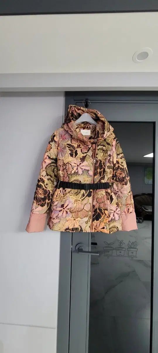 55 66 オイリリー38 ハイクオリティ高品格デザイン カラー感が美しい軽量ダウンフードベルト付きダウン