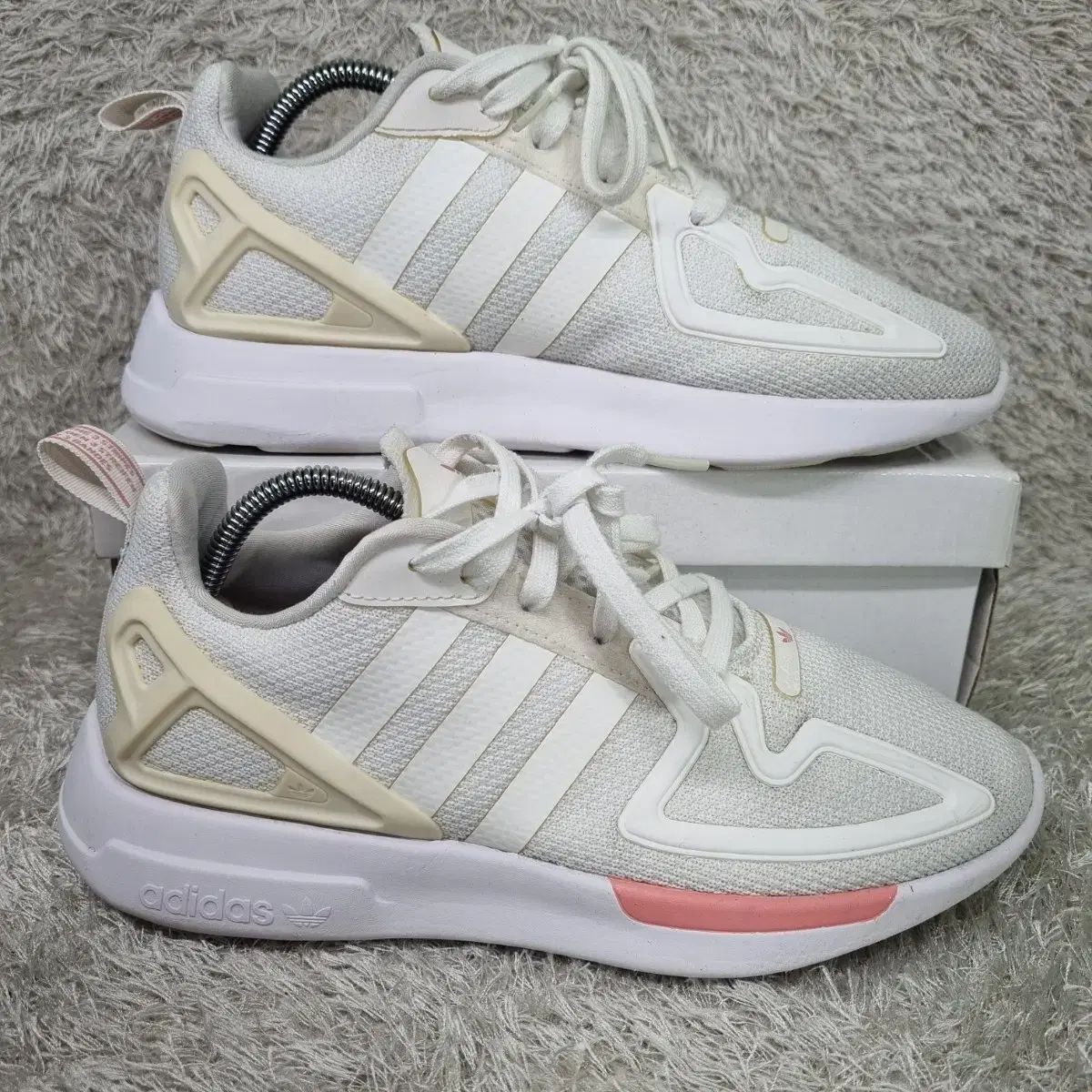 yu★です ワユース 240 アディダス ZX 2K ラックス 白 スニーカー - メルカリ