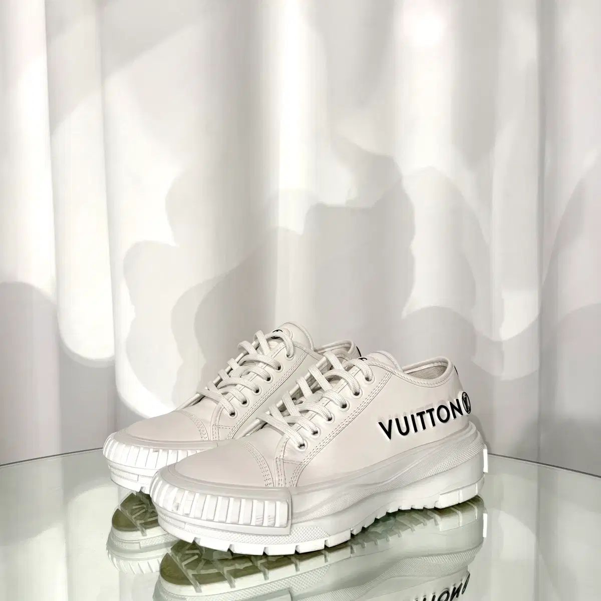 38 ルイヴィトン LV クアッド スニーカー