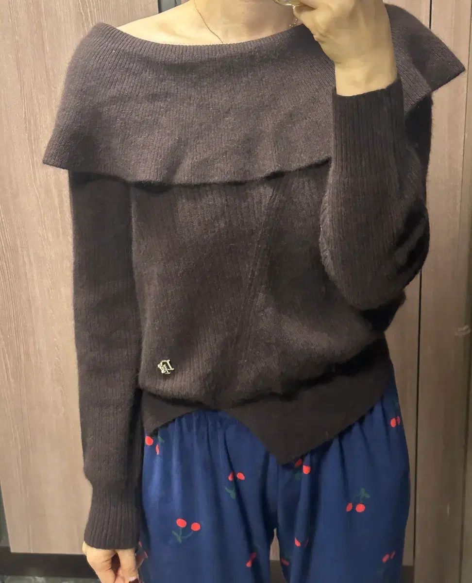 DEWL オフショルダー風ニット