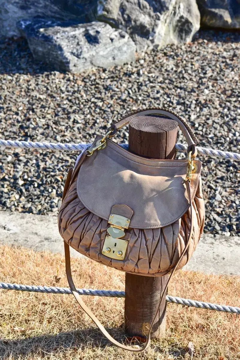 ミュウミュウ ナッパ マテラッセ ラックス ゴールド金具 ホーボー 2 WAYバッグ