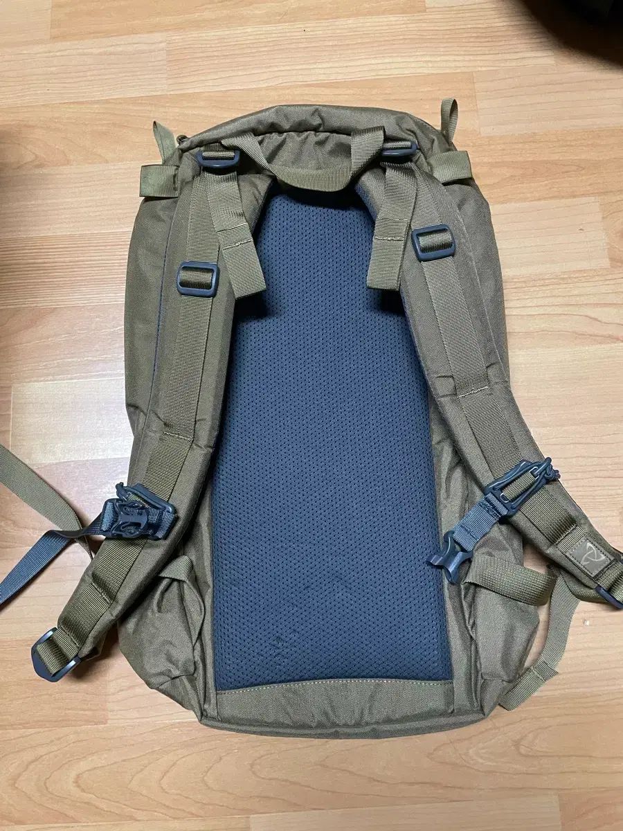 ミステリーランチ バックパック カーキ