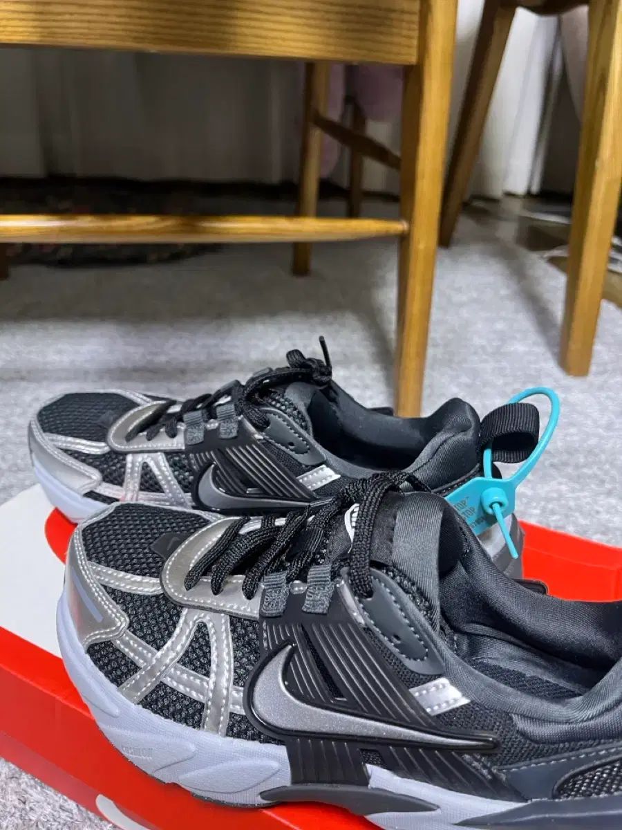  ナイキ v 2 k ラン DARK SMOKE GREY スニーカー 靴