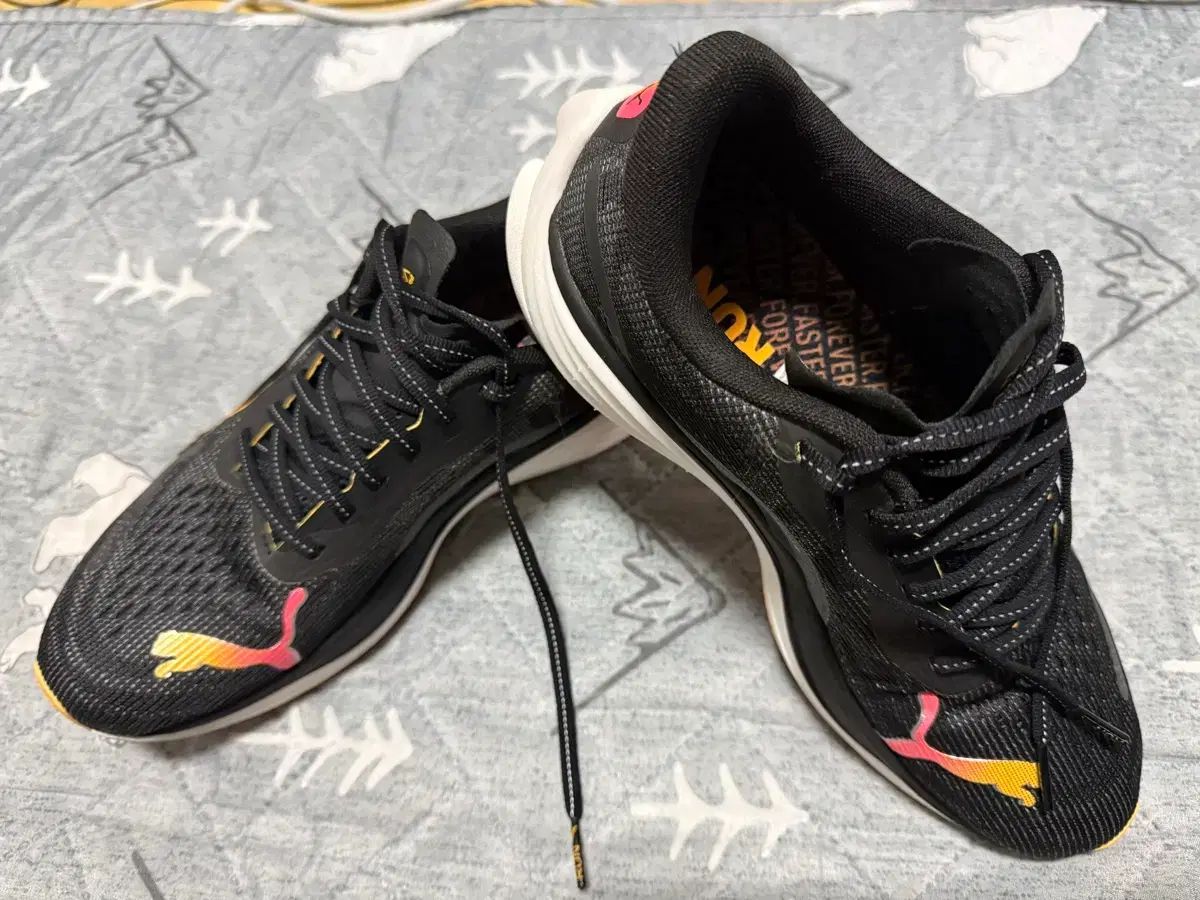 プーマ ディヴィエイト ナイトロ 3 ブラック 245 mm ランニングシューズ