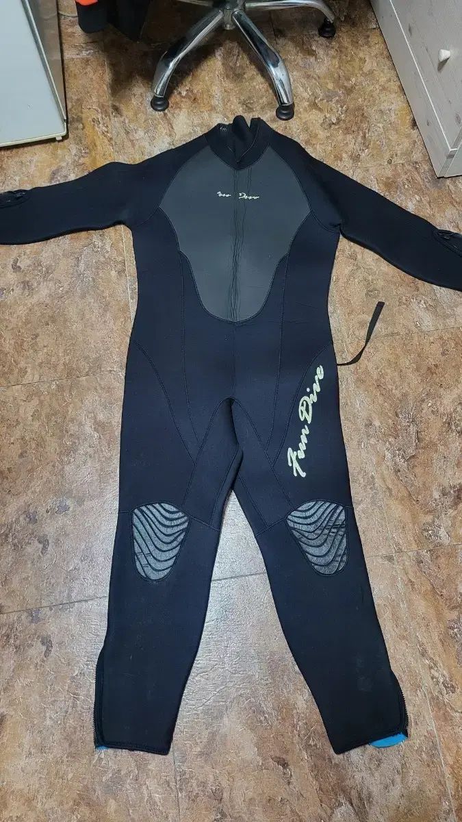 スキューバ 用品 ウェットスーツと フィン