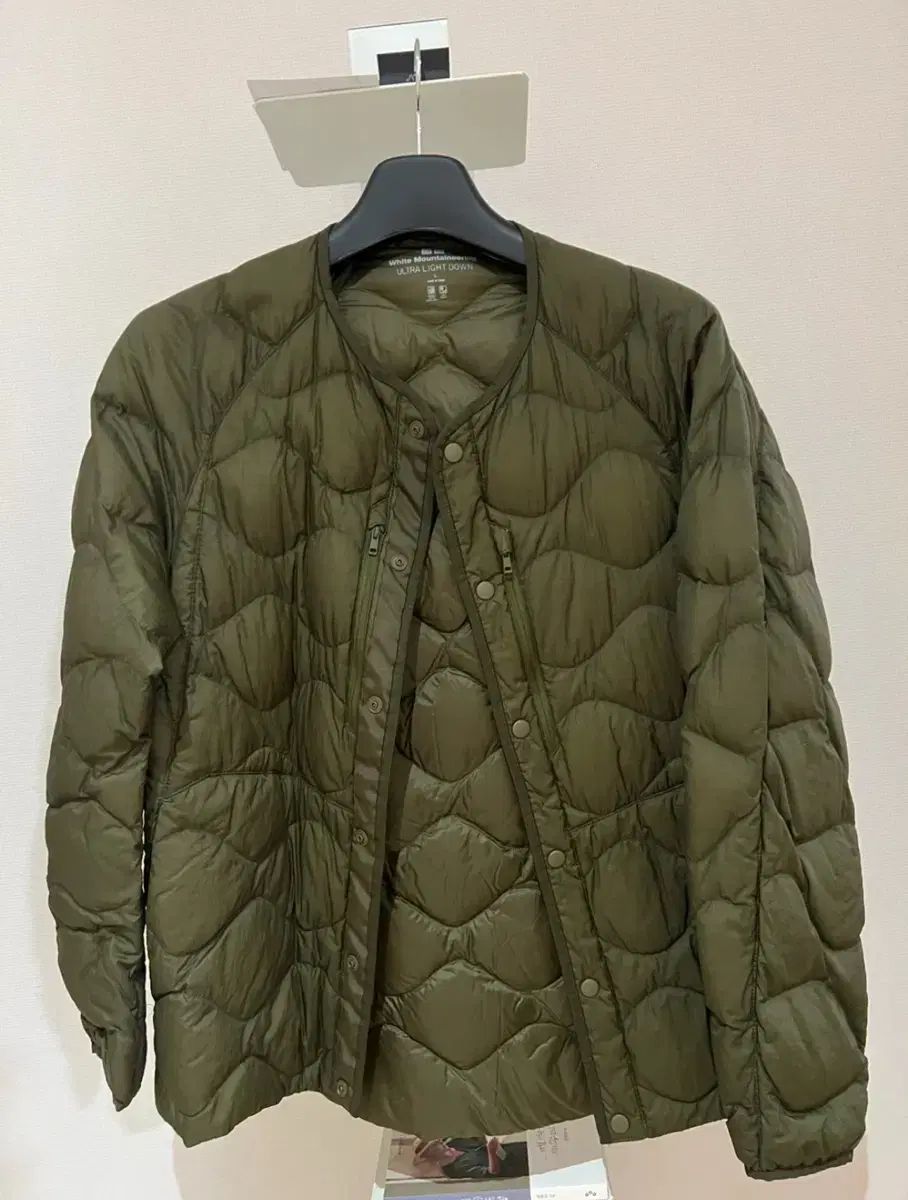 UNIQLO ホワイトマウンテニアリング ダウン カーキ L サイズ