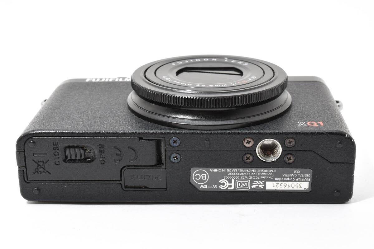 コンパクトデジタルカメラ $