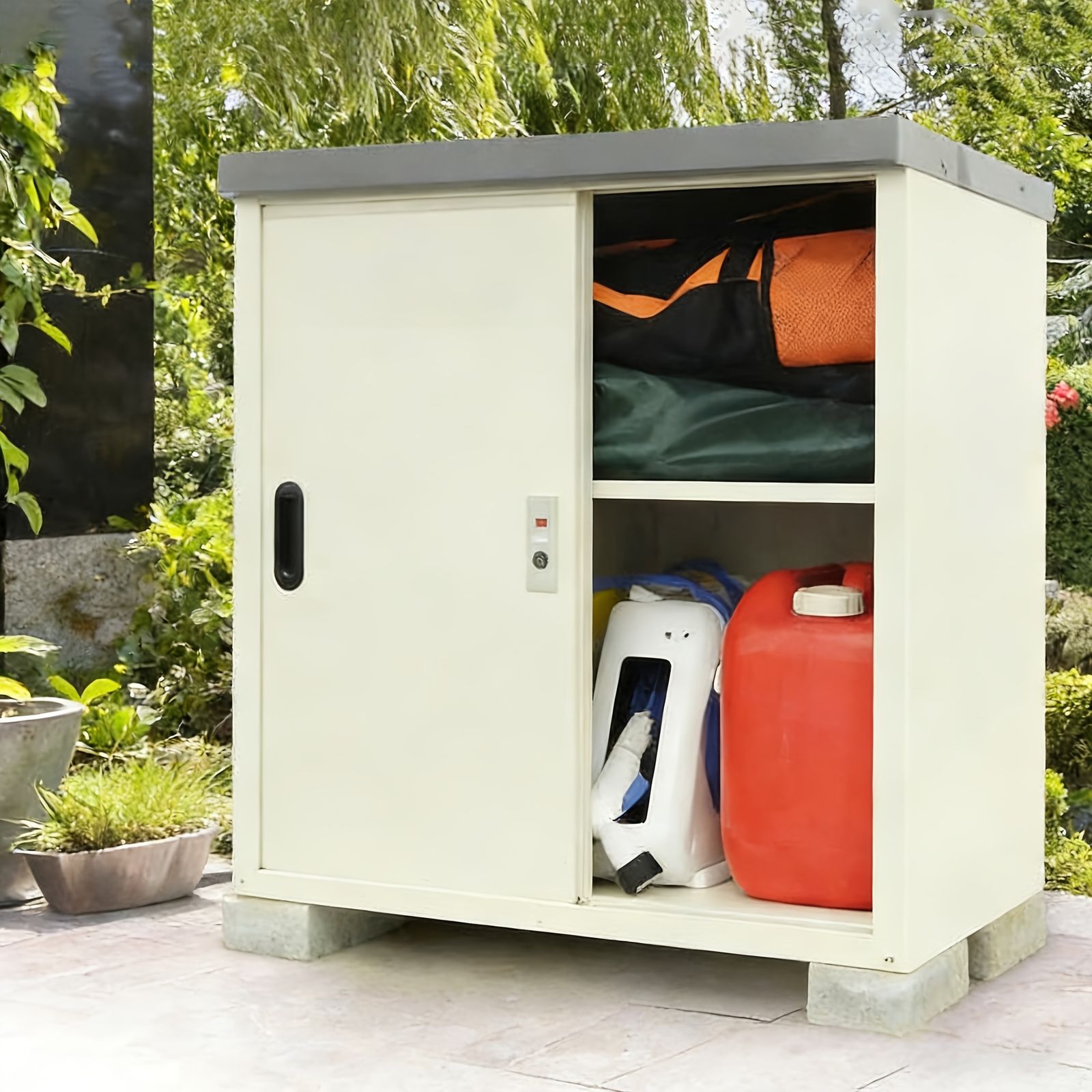省スペース＆頑丈 スチール製 屋外収納庫 スライドドア 調整 棚 コンパクト設計 金属製 物置 ベランダ バルコニー ガーデン 庭 収納 キャビネット