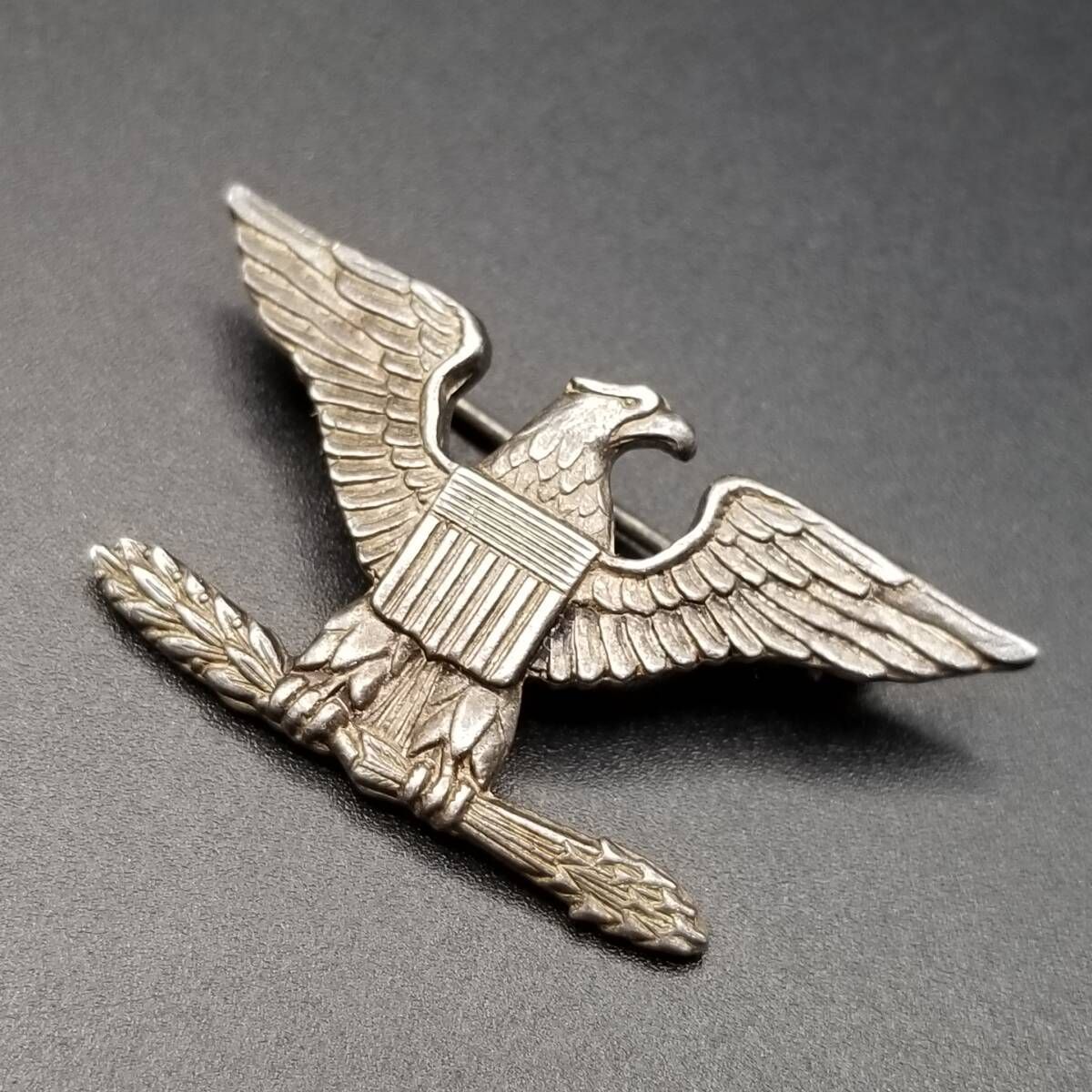 American Emblem Co of Utica社製 WWII期 ヴィンテージ ミリタリー ブローチ USMC Colonel Navy Captain ランク 位 ピン 鷲紋章 R 14-H