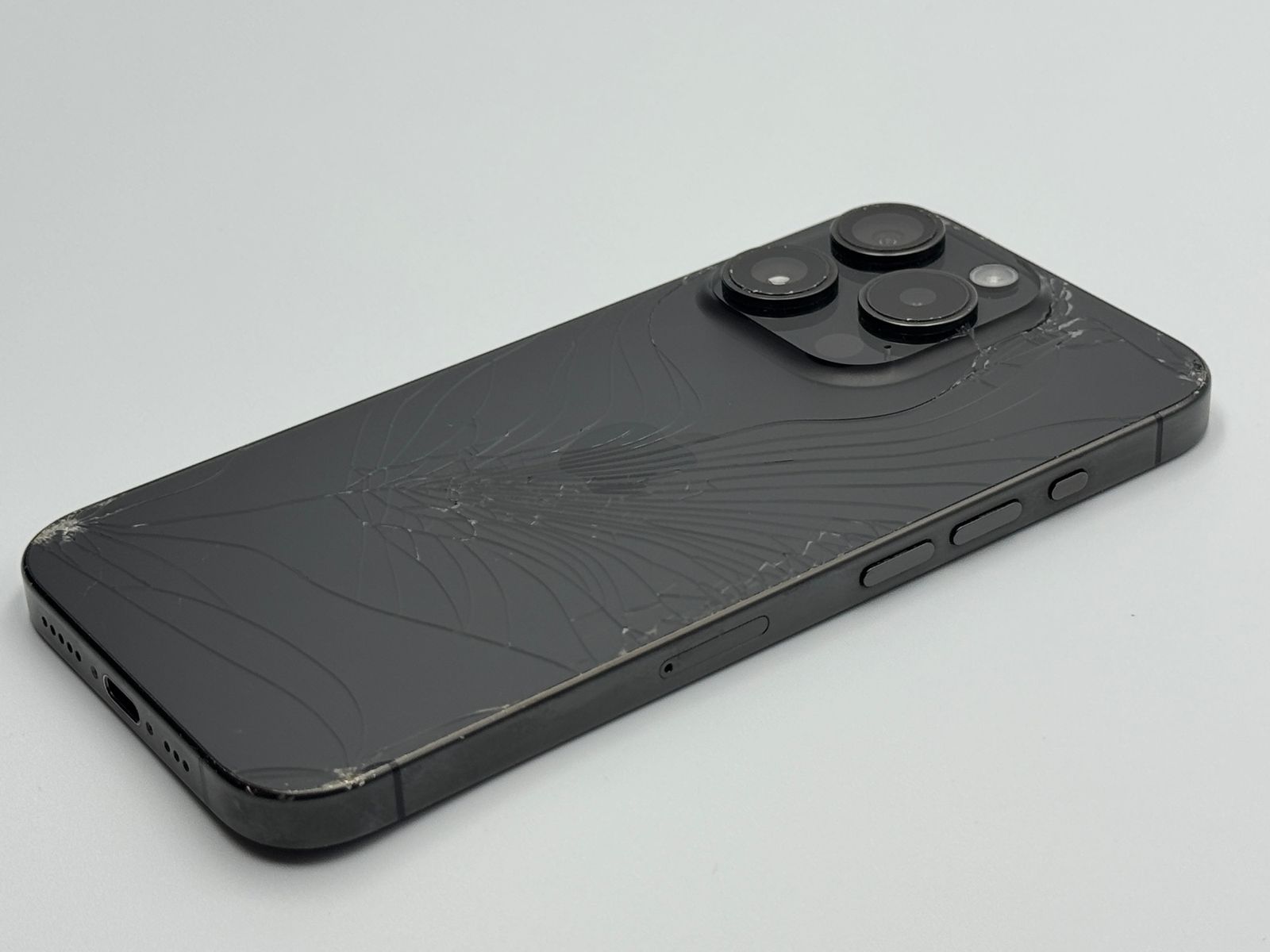 D iPhone 15 Pro 128 GB ブラックチタニウム バッテリー 84% SIMフリー ネットワーク利用制限△