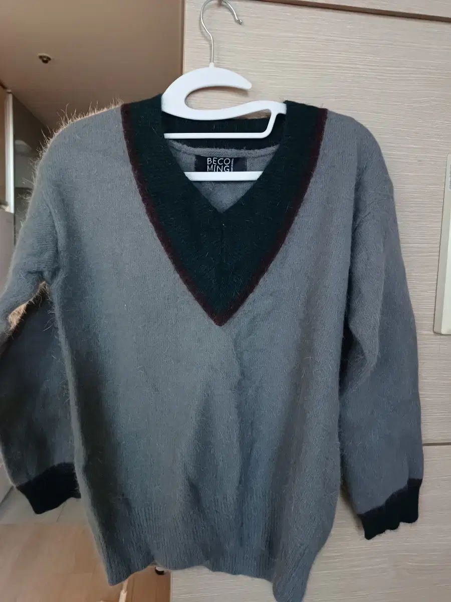 BECOI MINGI Vネック ニット グレー