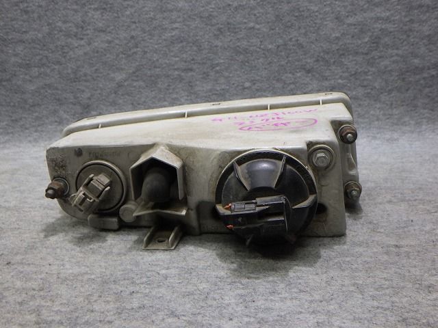 ランドクルーザー　シグナス　左フォグランプ　UZJ100W　60-66　グリーン　トヨタ　260107038