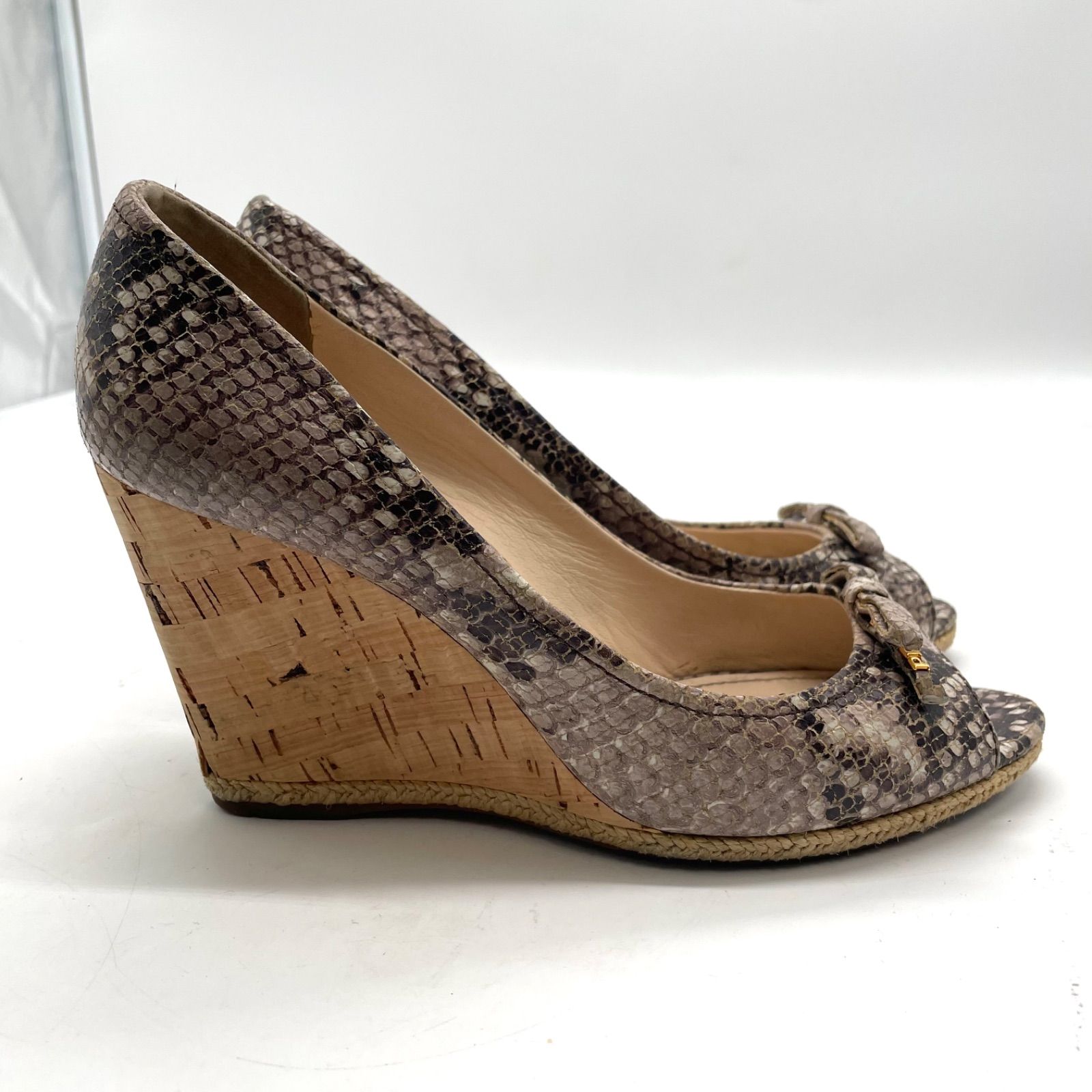 美品 PRADA プラダ ウェッジパンプス 蛇柄 リボン ロゴ金具 ベージュ系