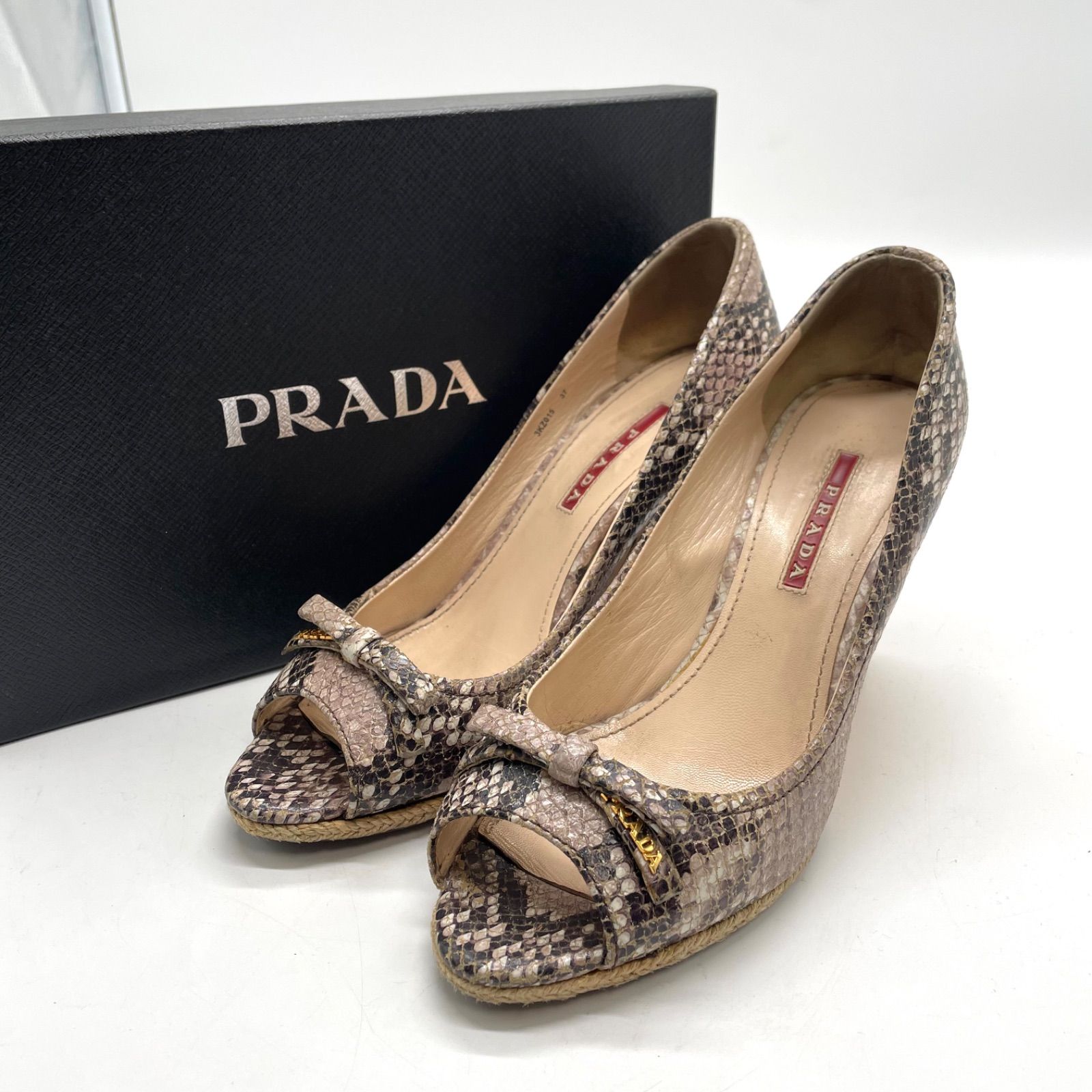 美品 PRADA プラダ ウェッジパンプス 蛇柄 リボン ロゴ金具 ベージュ系 