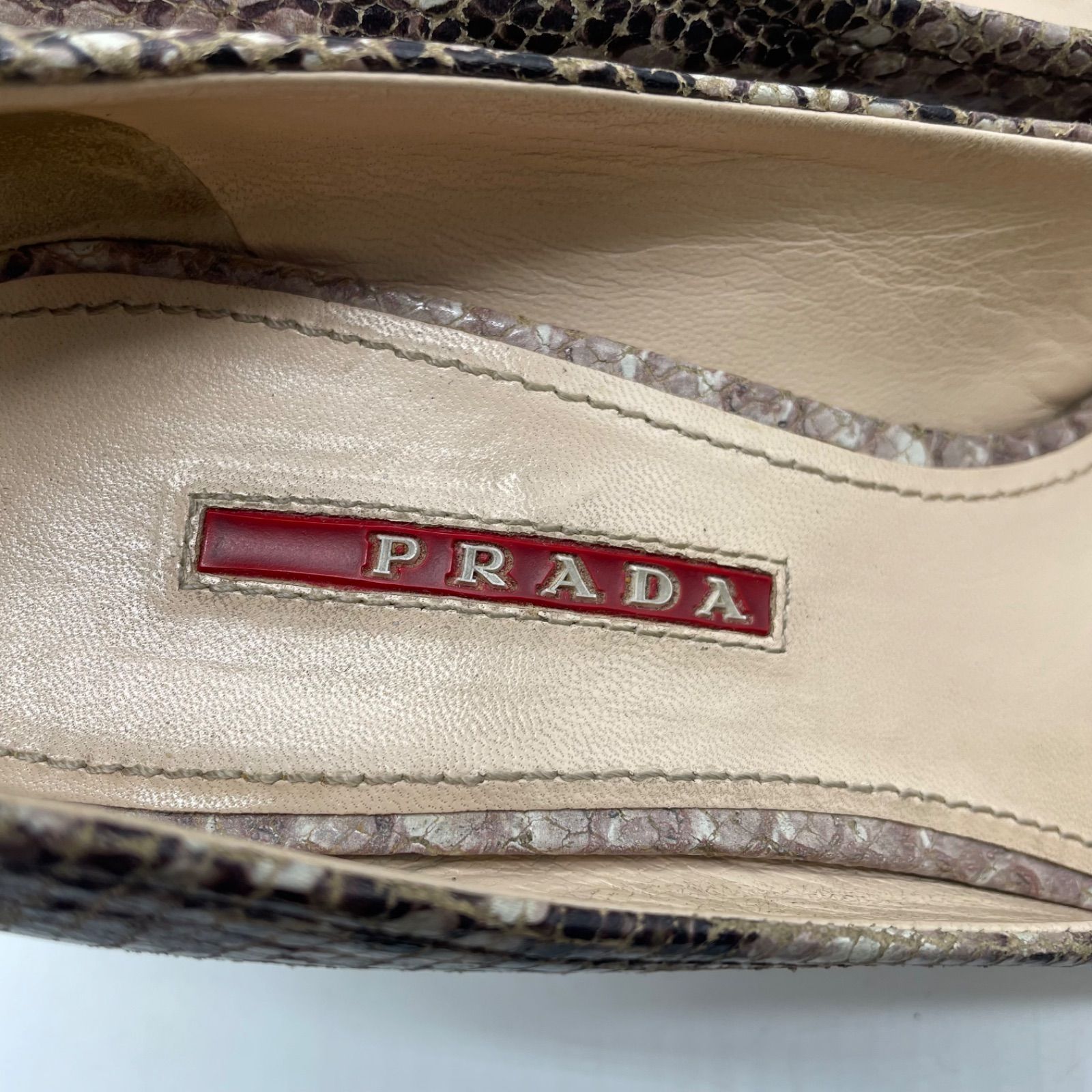美品 PRADA プラダ ウェッジパンプス 蛇柄 リボン ロゴ金具 ベージュ系