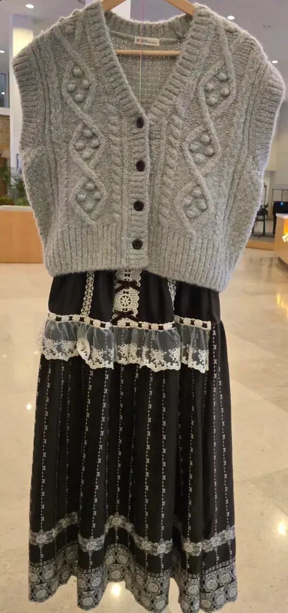 グレー あったかい ベスト と ツアーベルベット スカート