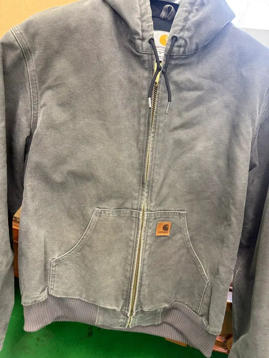 カーハート j 130 フードジャケット WHO