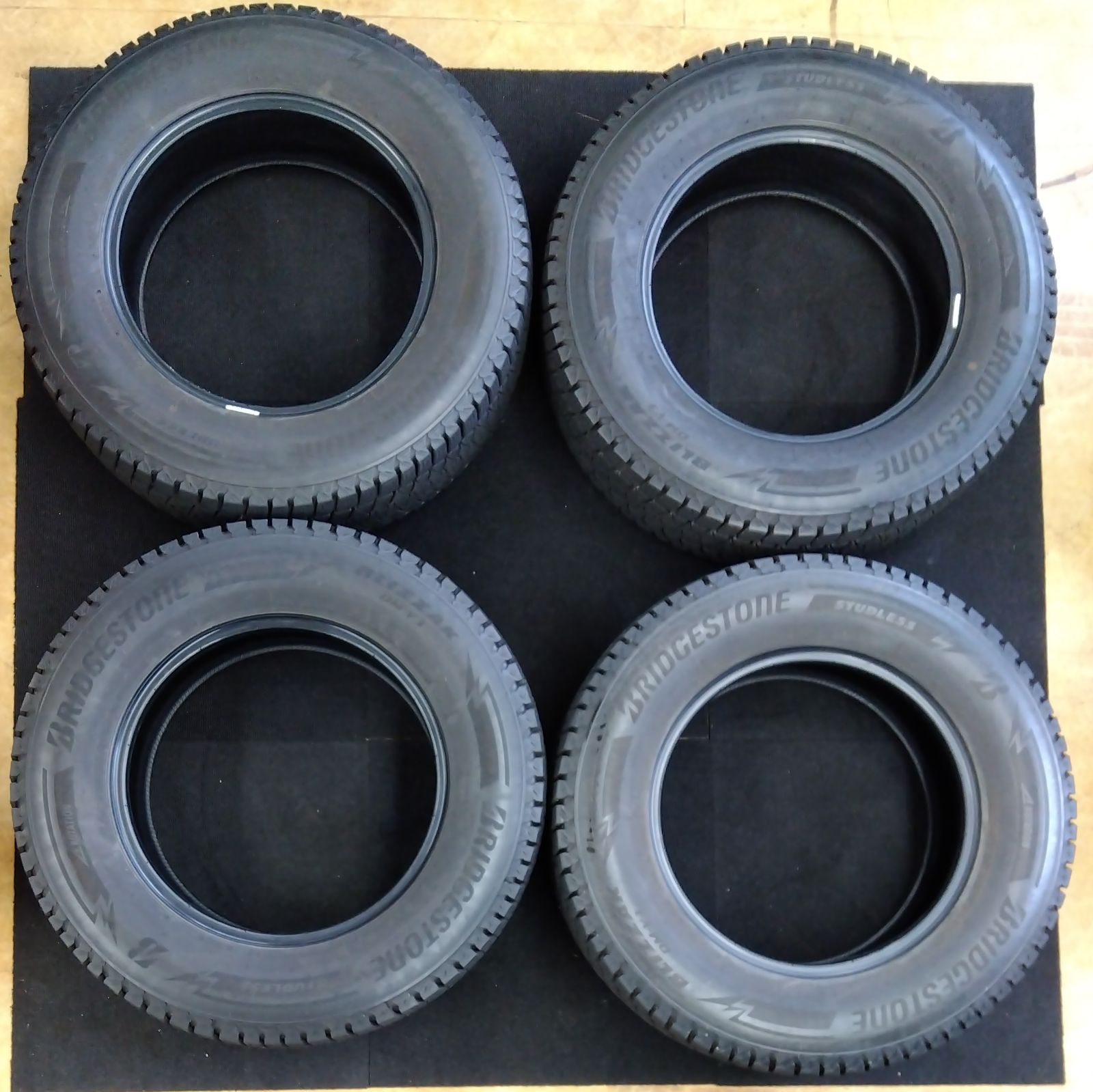送料無料】【215/70R16】中古 スタッドレスタイヤ 4本セット 